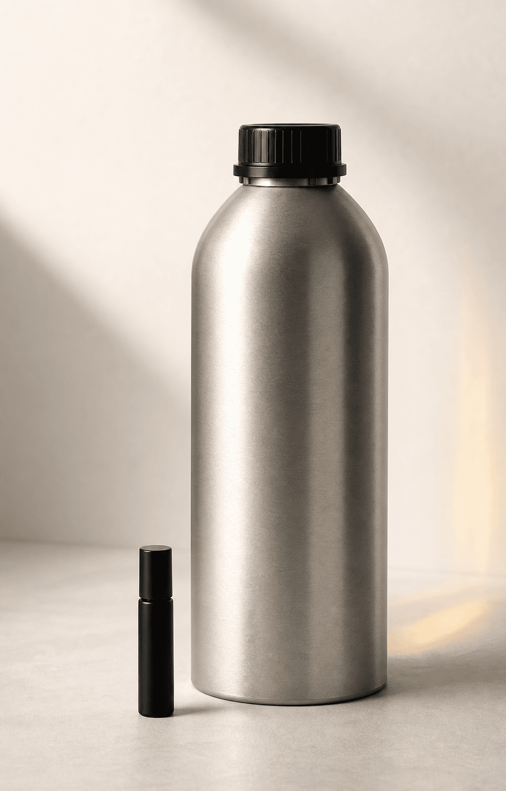 Kleiner Dufttester neben einem Großgebinde aus Aluminium
