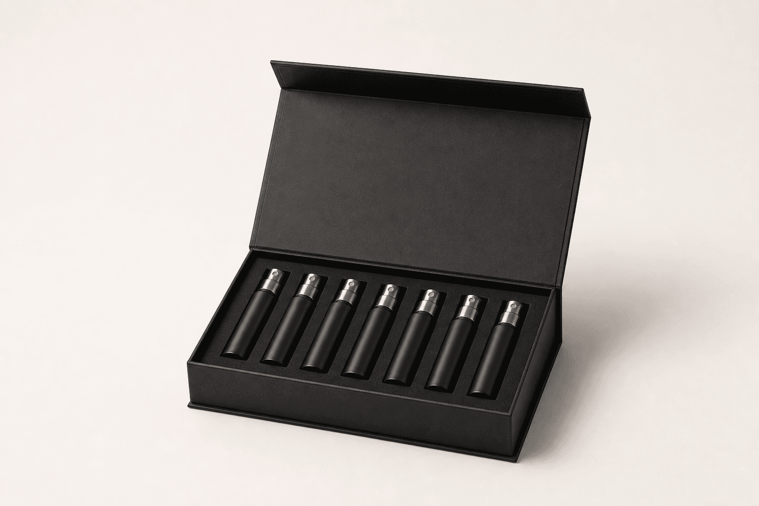 Geöffnete schwarze Testerbox mit sieben Duftproben